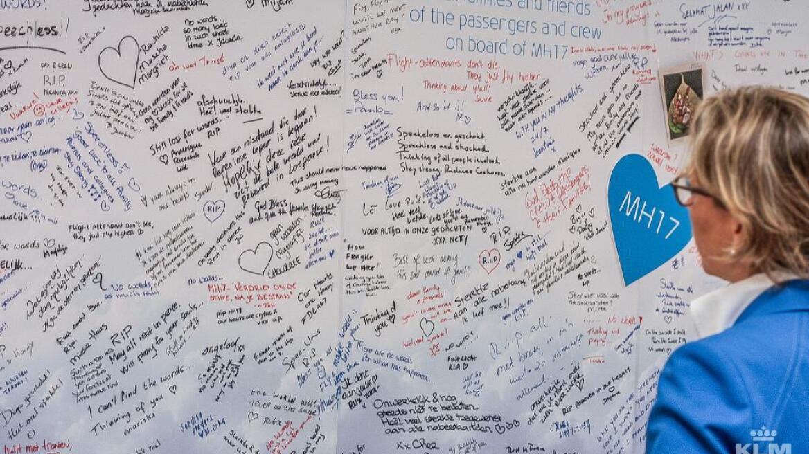 Αμστερνταμ: Λουλούδια, κεριά και μηνύματα στο Σίπχολ για την πτήση MH17 